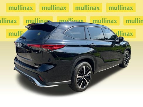 Used 2022 Toyota Highlander XSE FWD image 2