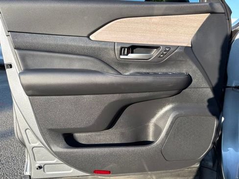 Used 2025 Toyota Grand Highlander AWD image 9