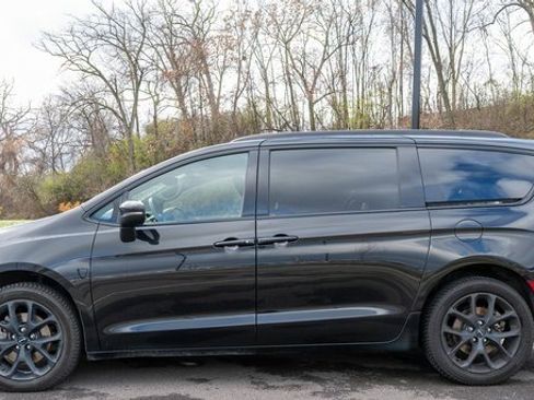 Used 2023 Chrysler Pacifica Touring-L w/ S Appearance Package image 9