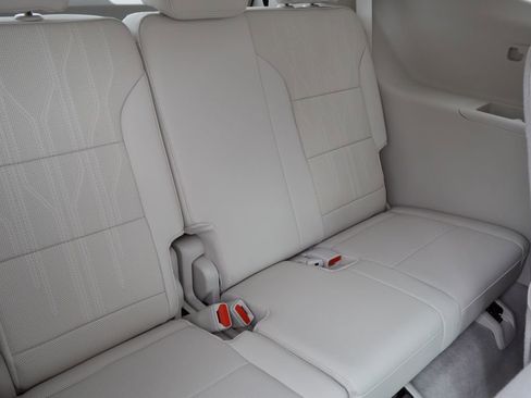 Used 2025 Buick Enclave Avenir image 29