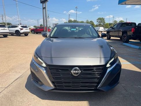 Used 2025 Nissan Altima 2.5 SV FWD image 2