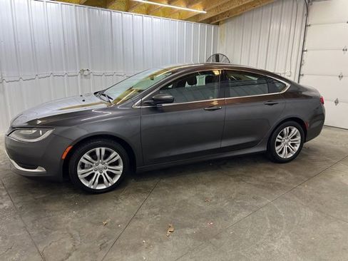 Used 2015 Chrysler 200 Limited w/ Convenience Group image 4
