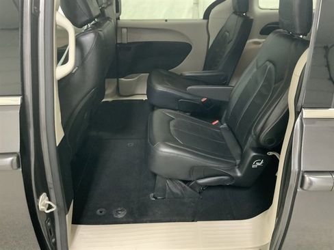 Used 2018 Chrysler Pacifica Touring-L image 15