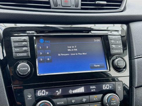 Used 2017 Nissan Rogue SV w/ SV Premium Package FWD image 11