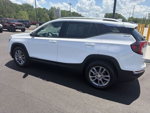 Used 2024 GMC Terrain SLT AWD/4WD image 17