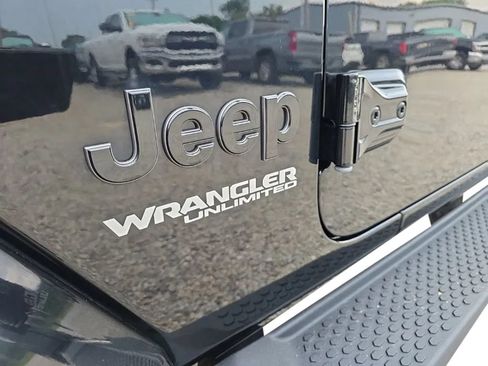 Used 2021 Jeep Wrangler Unlimited Sahara AWD/4WD image 9
