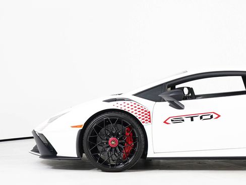 Used 2022 Lamborghini Huracan STO RWD image 12