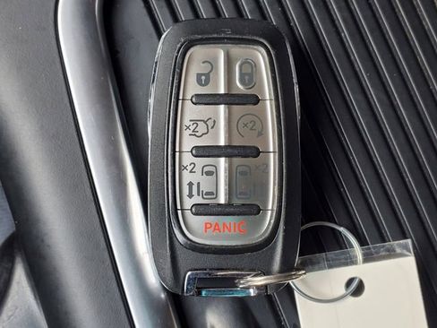 Certified 2024 Chrysler Pacifica Touring-L image 33