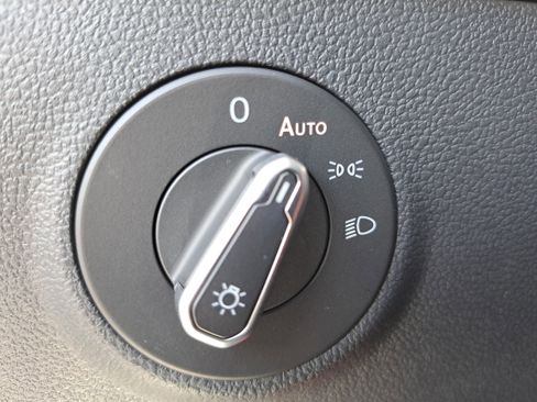 Used 2025 Volkswagen Taos SE w/ Panoramic Sunroof Package image 24