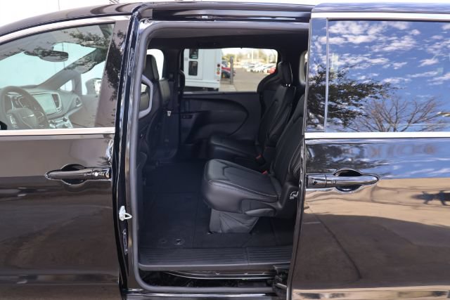 Used 2026 Chrysler Pacifica Select FWD image 18