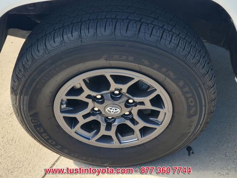 Certified 2018 Toyota Tacoma SR5 image 9