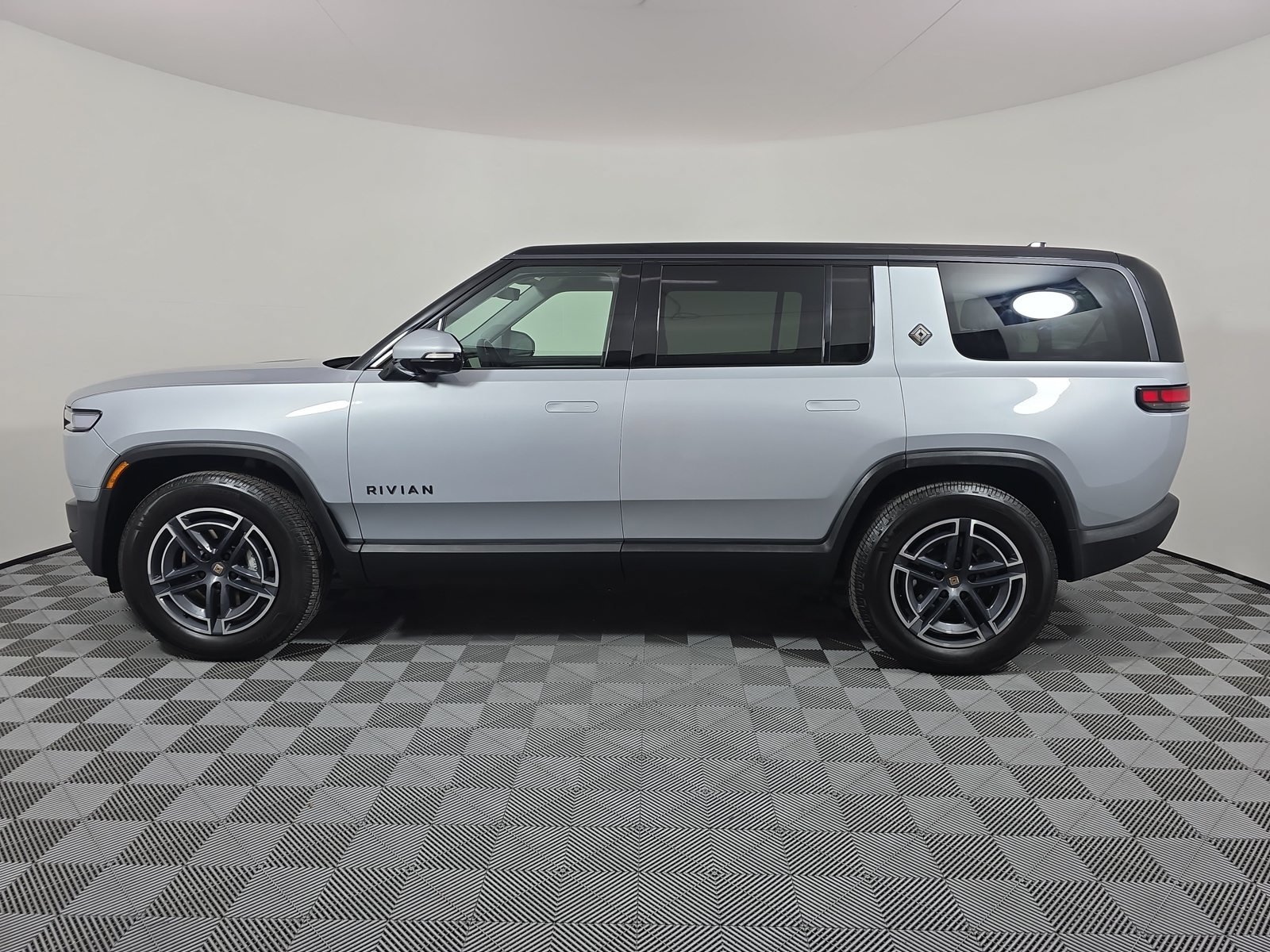 Used 2025 Rivian R1S Adventure Dual AWD/4WD image 2