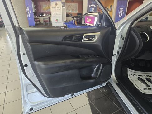 Used 2019 Nissan Pathfinder SV AWD/4WD image 7
