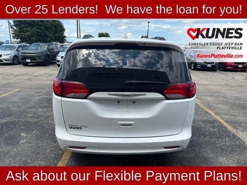 Used 2018 Chrysler Pacifica Touring w/ Tire & Wheel Group FWD image 6