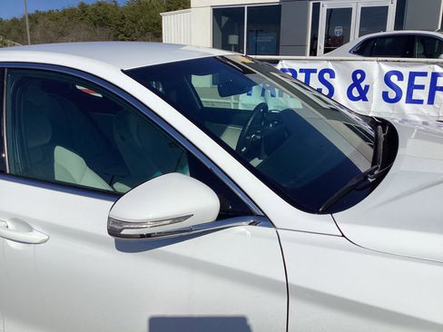 Used 2025 Genesis G70 2.5T image 12