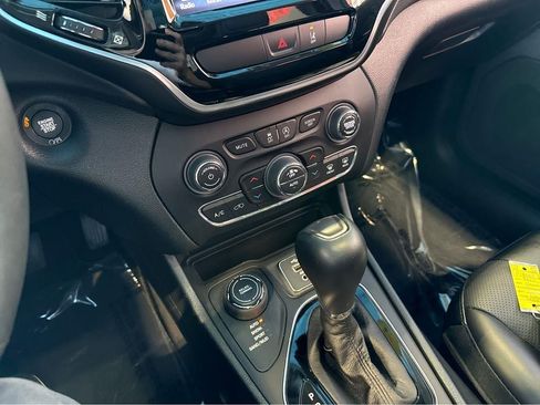 Used 2022 Jeep Cherokee Limited AWD/4WD image 29