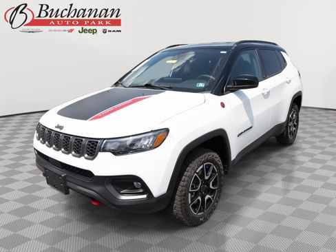 Used 2025 Jeep Compass Trailhawk AWD/4WD image 1