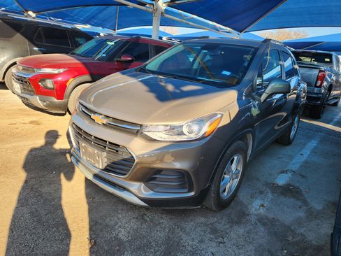 Used 2020 Chevrolet Trax LT w/ LT Convenience Package image 2