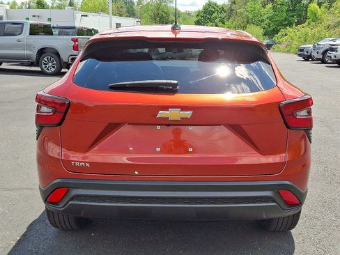 Used 2024 Chevrolet Trax LS w/ LS Convenience Package FWD image 5