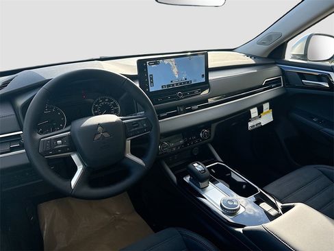 New 2026 Mitsubishi Outlander SE image 24