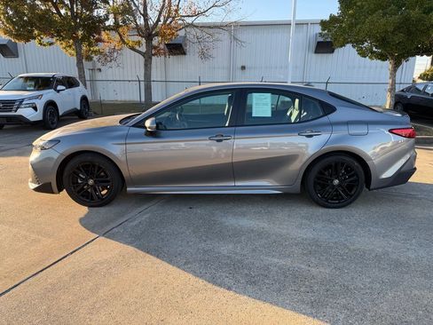 Used 2025 Toyota Camry SE image 2