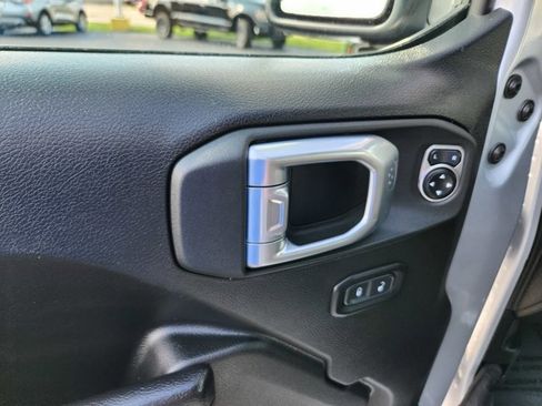 Used 2022 Jeep Gladiator Sport image 38