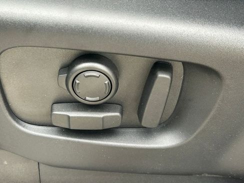 Used 2025 Land Rover Discovery S image 30