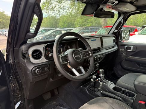 Used 2025 Jeep Wrangler Unlimited Sahara AWD/4WD image 32