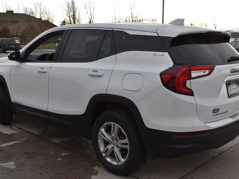 Used 2024 GMC Terrain SLE image 10
