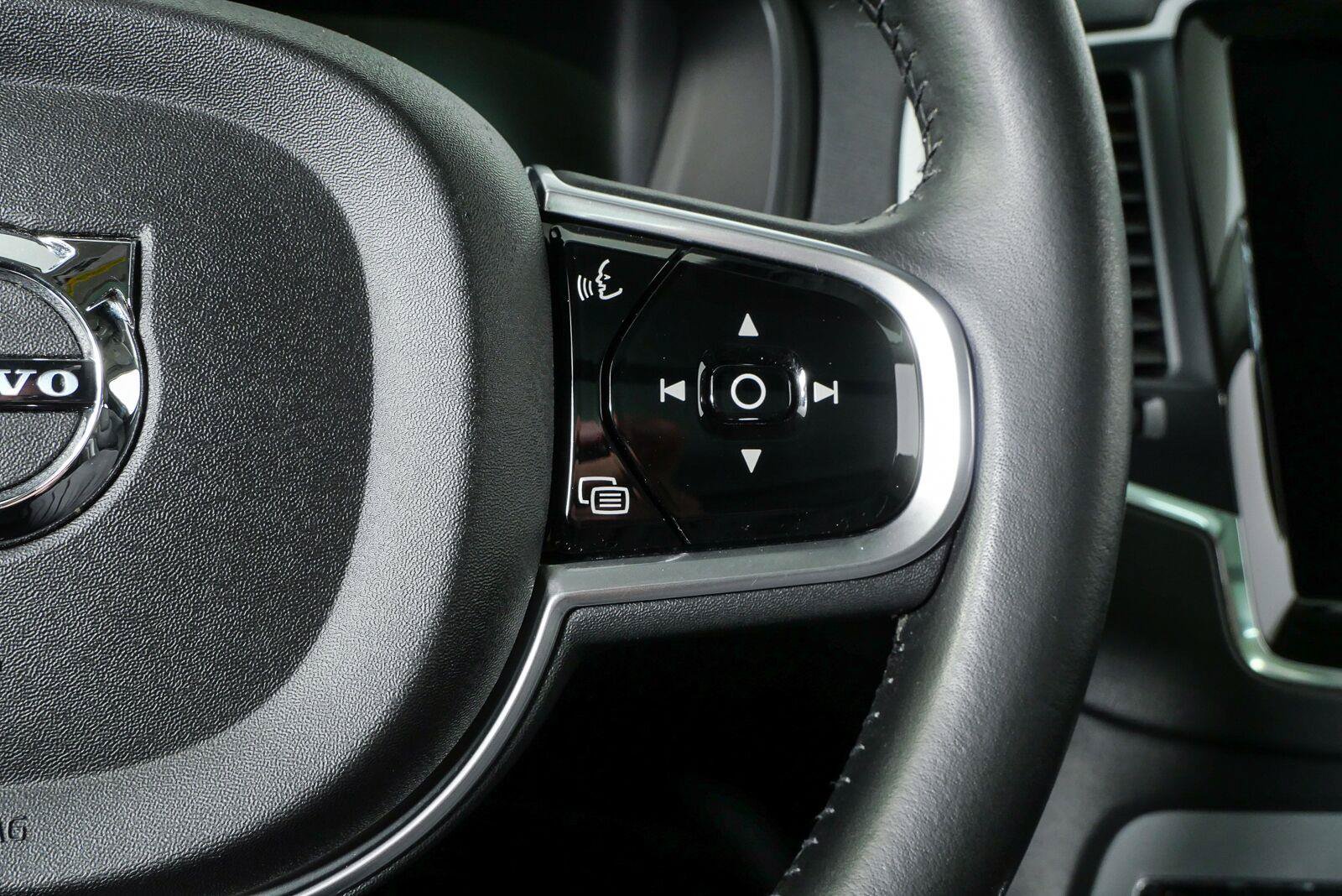 Used 2018 Volvo XC90 T6 Momentum w/ Convenience Package AWD/4WD image 11