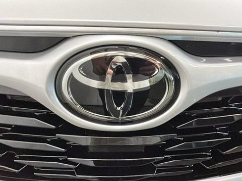 Used 2023 Toyota Highlander L FWD image 8