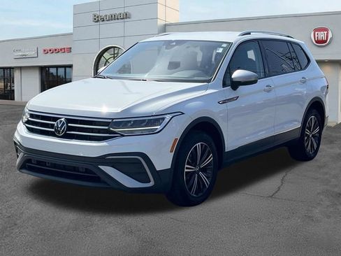 Used 2024 Volkswagen Tiguan SE FWD image 3