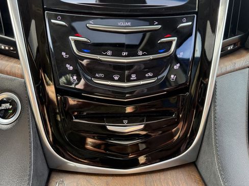 Used 2019 Cadillac Escalade Luxury AWD/4WD image 11