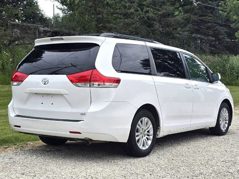 Used 2012 Toyota Sienna XLE w/ Entertainment Pkg FWD image 9