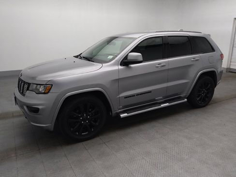 Used 2019 Jeep Grand Cherokee Altitude image 2