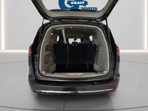 Used 2023 Chrysler Pacifica Touring-L FWD image 16