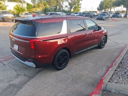 Used 2025 Kia Carnival FWD image 7
