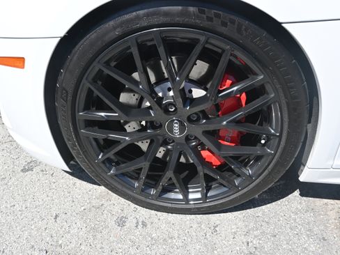 Used 2018 Audi R8 V10 w/ Premium Package RWD image 31
