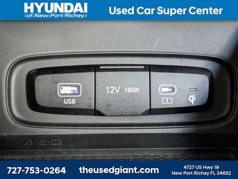 Used 2023 Hyundai Venue Limited image 21
