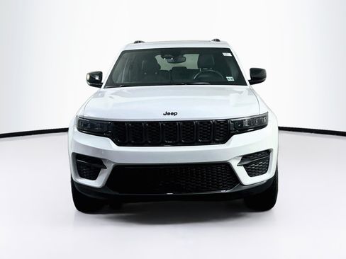 Used 2023 Jeep Grand Cherokee Altitude AWD/4WD image 2