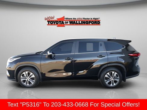 Used 2023 Toyota Highlander XLE AWD/4WD image 2