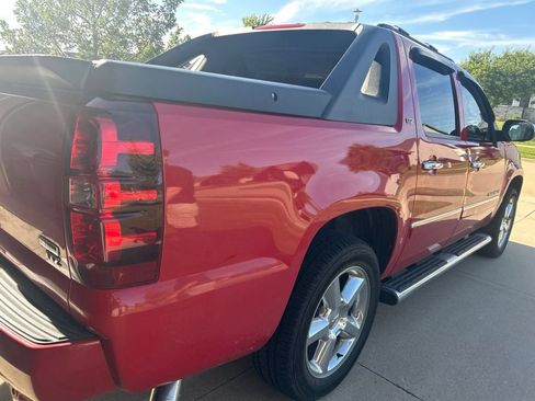 Used 2011 Chevrolet Avalanche LTZ AWD/4WD image 9