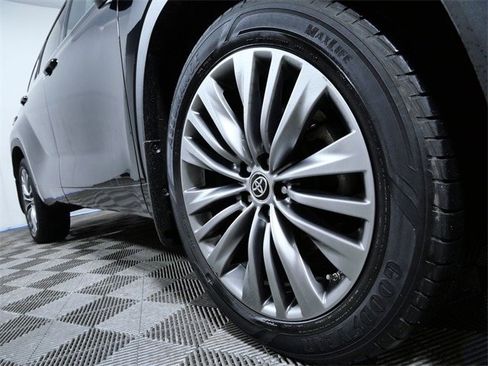 Used 2020 Toyota Highlander Platinum image 2