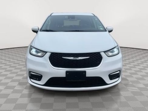 Used 2023 Chrysler Pacifica Touring-L FWD image 2