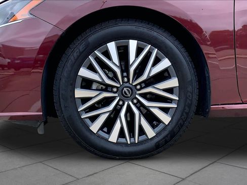 Used 2024 Nissan Altima 2.5 SV FWD image 12