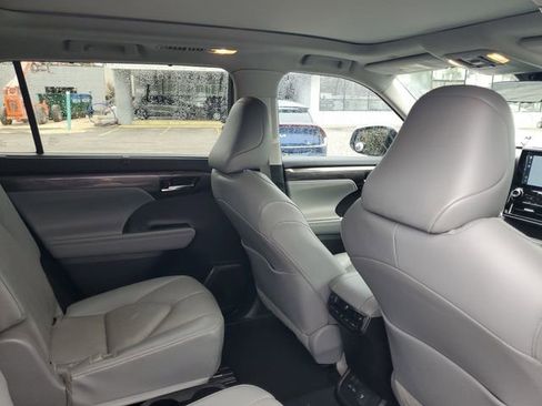 Used 2022 Toyota Highlander Platinum image 34