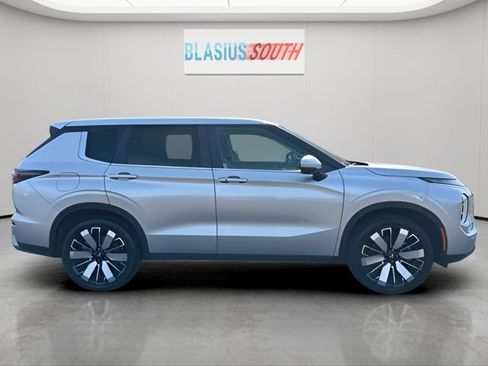 Used 2025 Mitsubishi Outlander AWD image 2