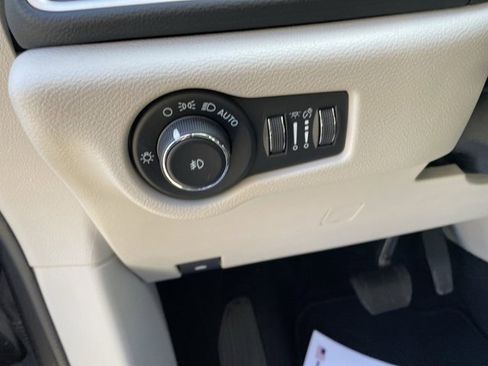 Used 2023 Chrysler Pacifica Touring-L image 26