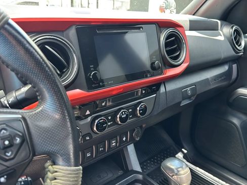 Used 2017 Toyota Tacoma TRD Off-Road w/ Premium & Technology Package AWD/4WD image 16