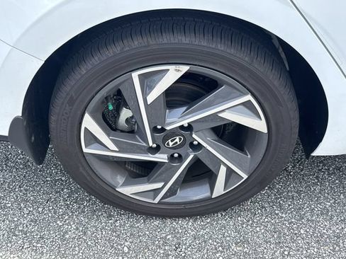 Used 2025 Hyundai Elantra Limited FWD image 17